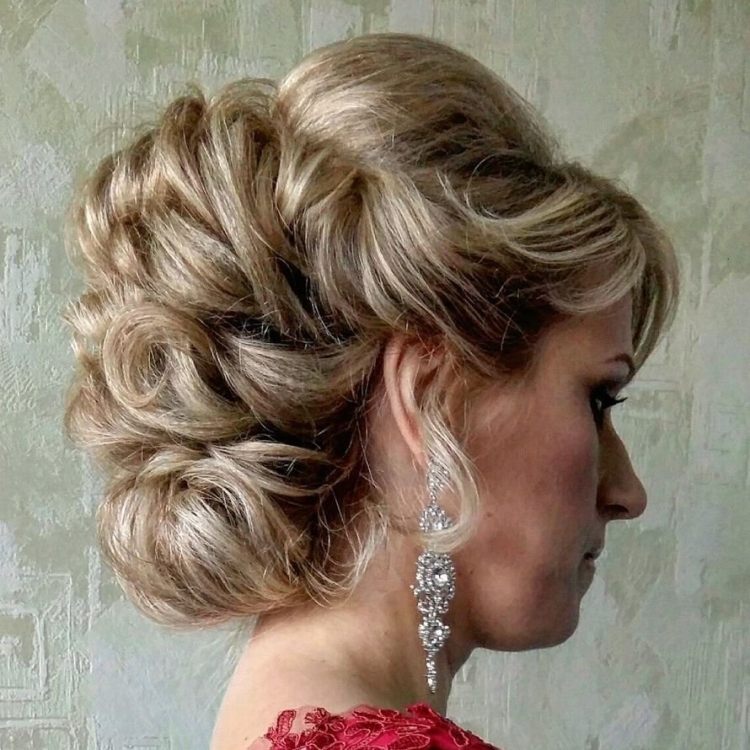 Прическа для мамы невесты на средние волосы