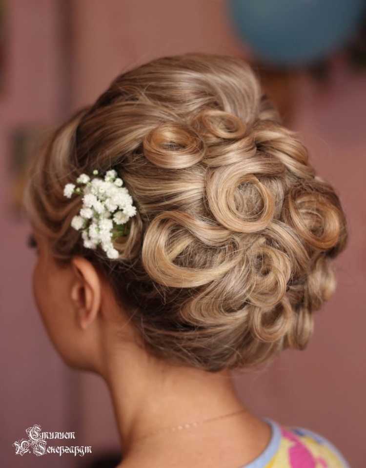 Прическа на средние волосы на торжество
