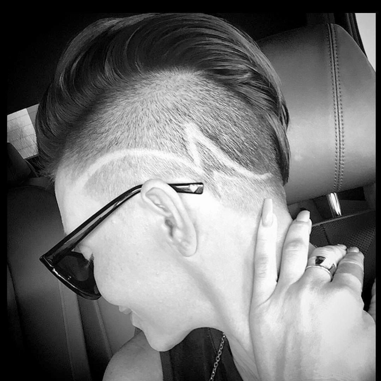 Женские полоски на выбритых висках