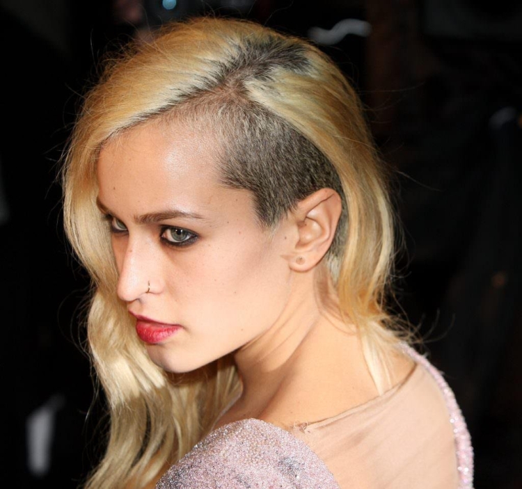 Выбритые виски на длинные волосы