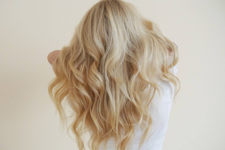 Блондинка волосы сзади