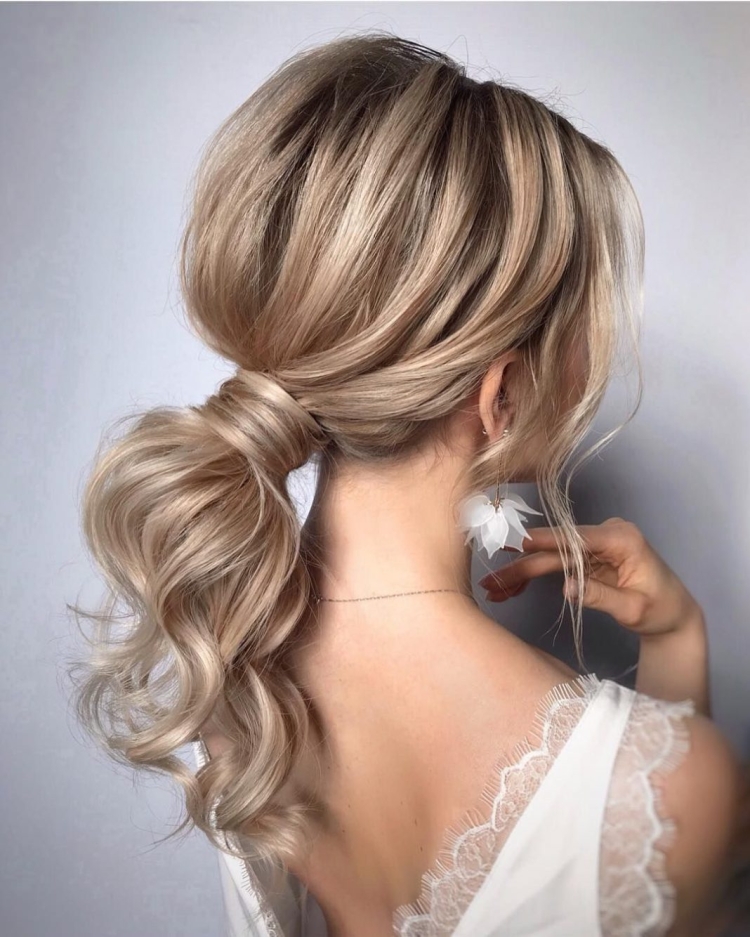 Прическа на выпускной пучок с локонами