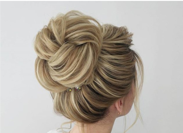 Прическа высокий пучок с челкой