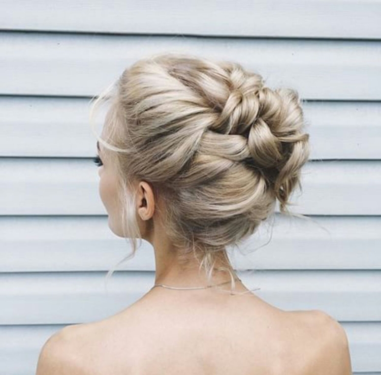 Прическа на свадьбу высокий пучок