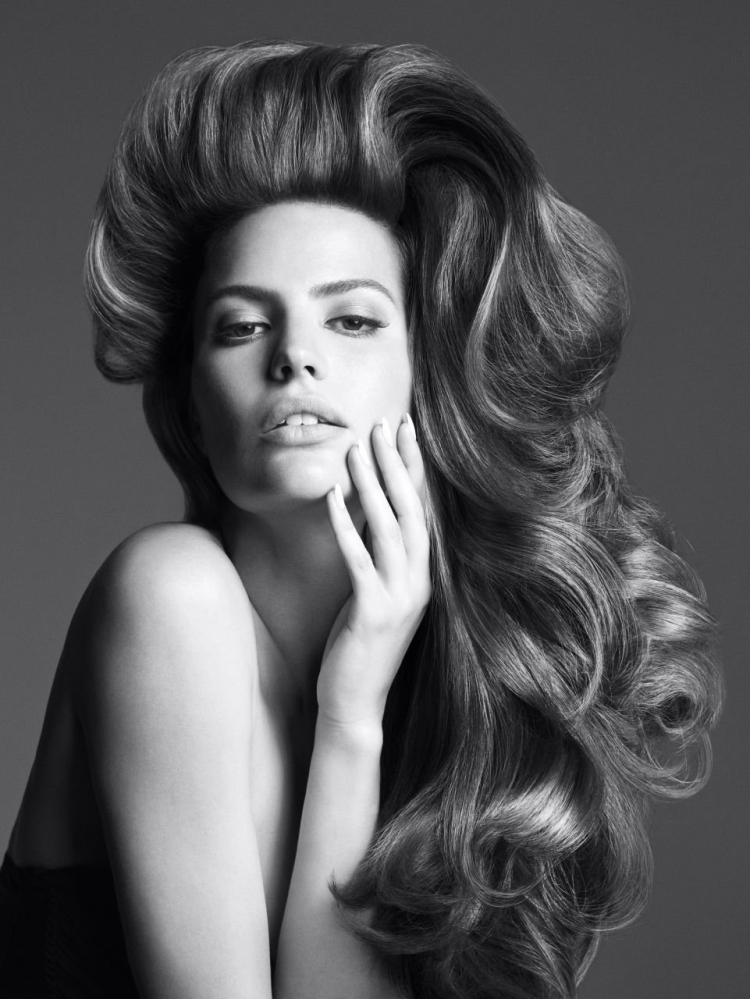 Модель с красивыми волосами