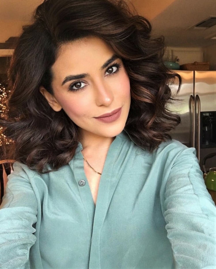 Сазан Хендрикс с кудрями