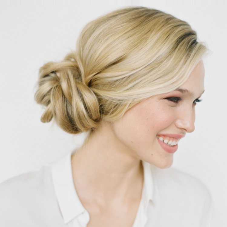 Деловая прическа на средние волосы