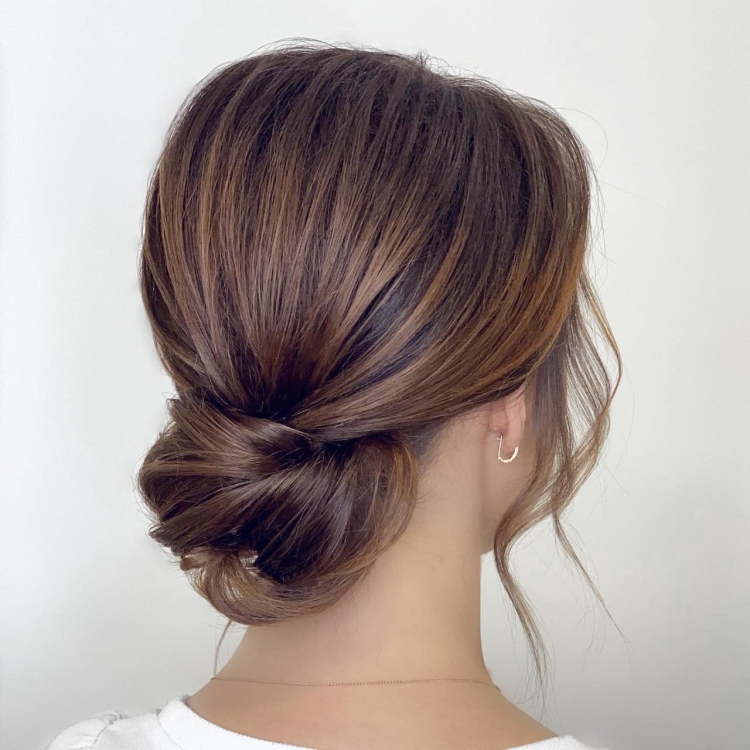 Низкий гладкий пучок на средние волосы