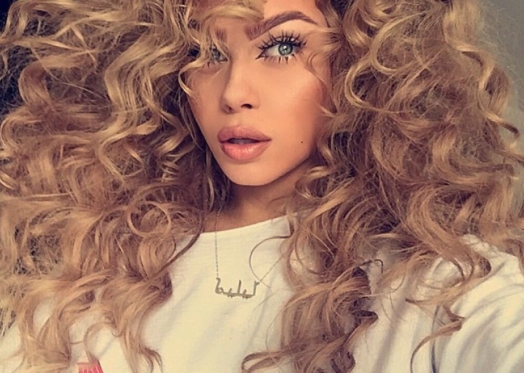 Карамельный блонд на кудрявых волосах