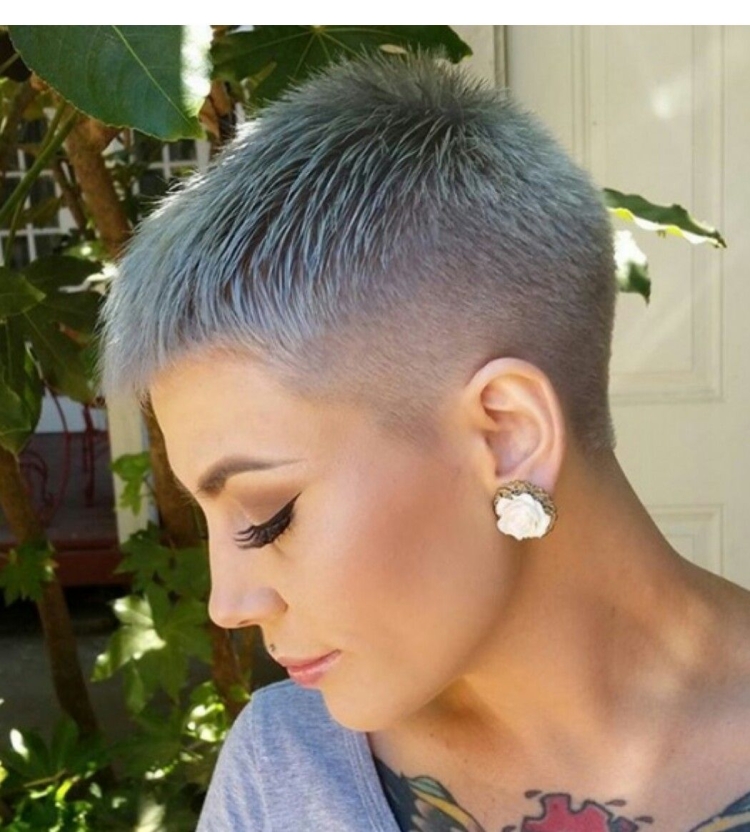 Короткие стрижки для женщин выбрето