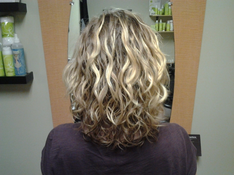 Мелирование на волнистые волосы средней длины