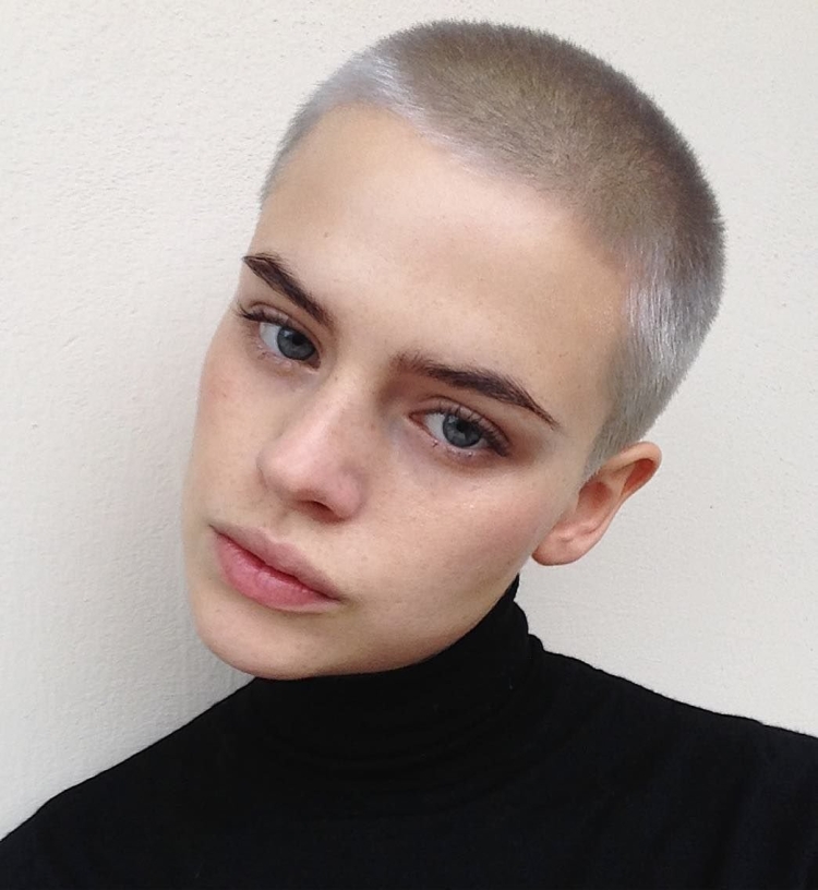 Стрижка под ноль женская