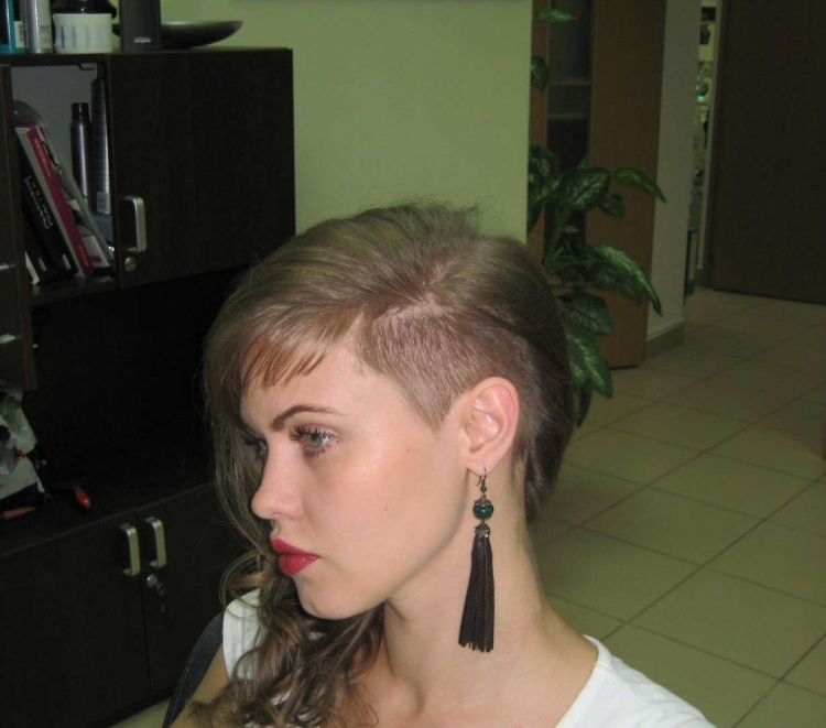 Стрижка бритвой женская