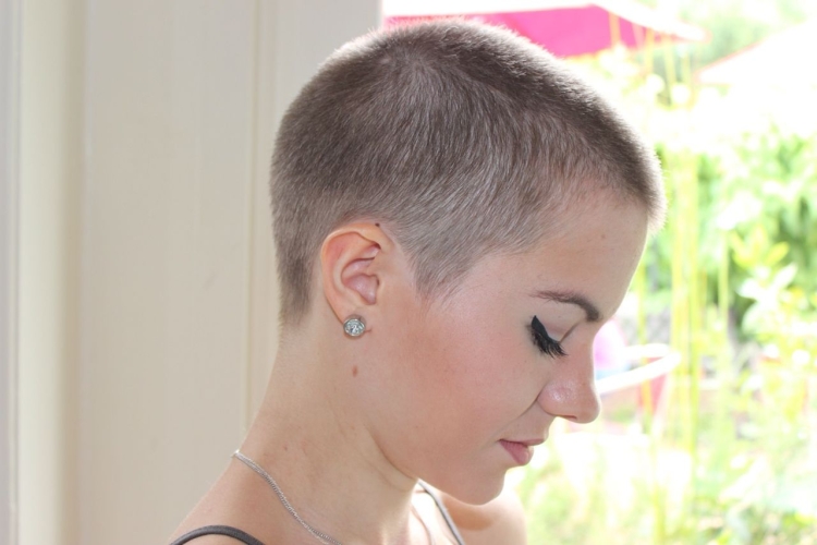 Ультракороткие женские стрижки с выбритыми висками