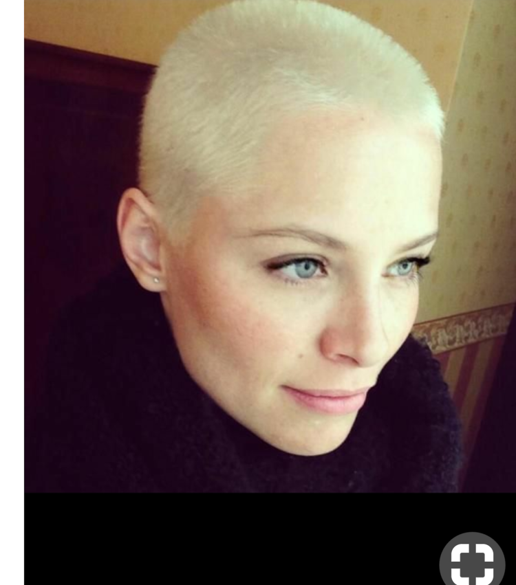 Джесси Джей подстриглась налысо