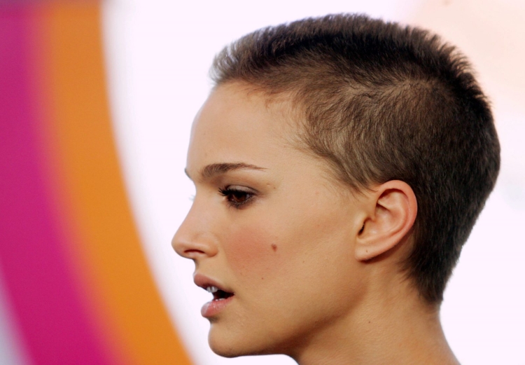 Натали Портман в профиль