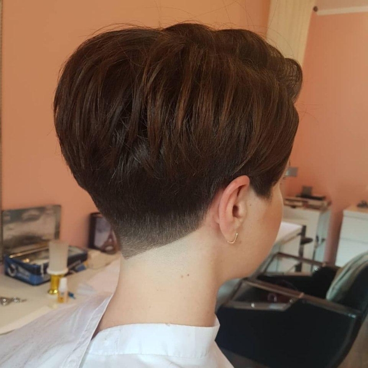 Стрижка с коротким затылком