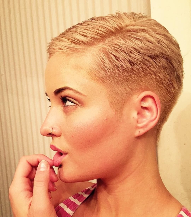 Женские стрижки под машинку с бритыми висками