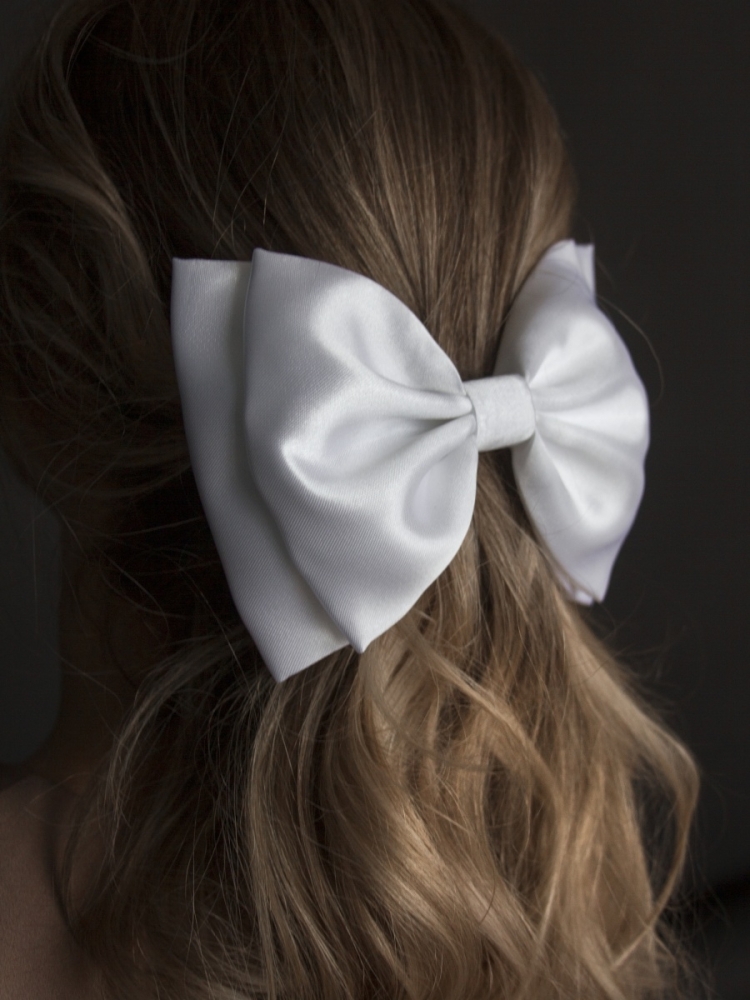 Белый атласный бант на волосах