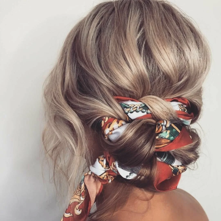 Прическа с ленточкой в волосах