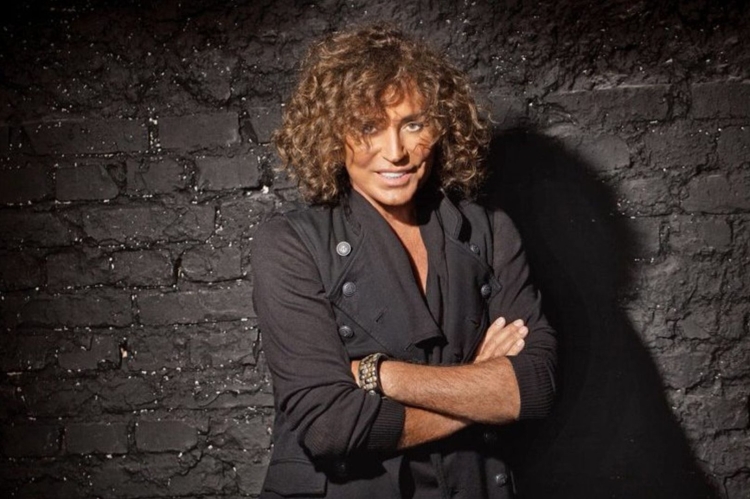 Валерий Леонтьев на белом фоне