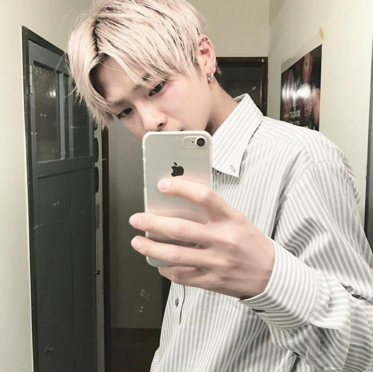 Красивые парни корейцы с белыми волосами