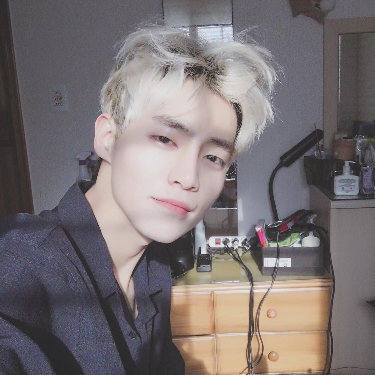 Минсунг Ким беловолосый