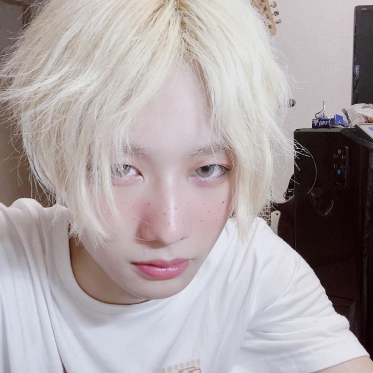 Кореец альбинос мальчик