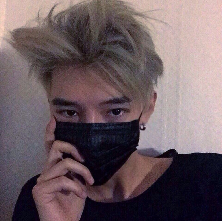 Кореец с белыми волосами селфи