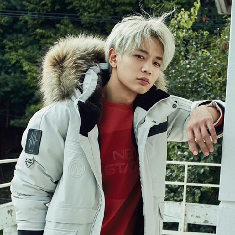 Чхве Минхо с белыми волосами