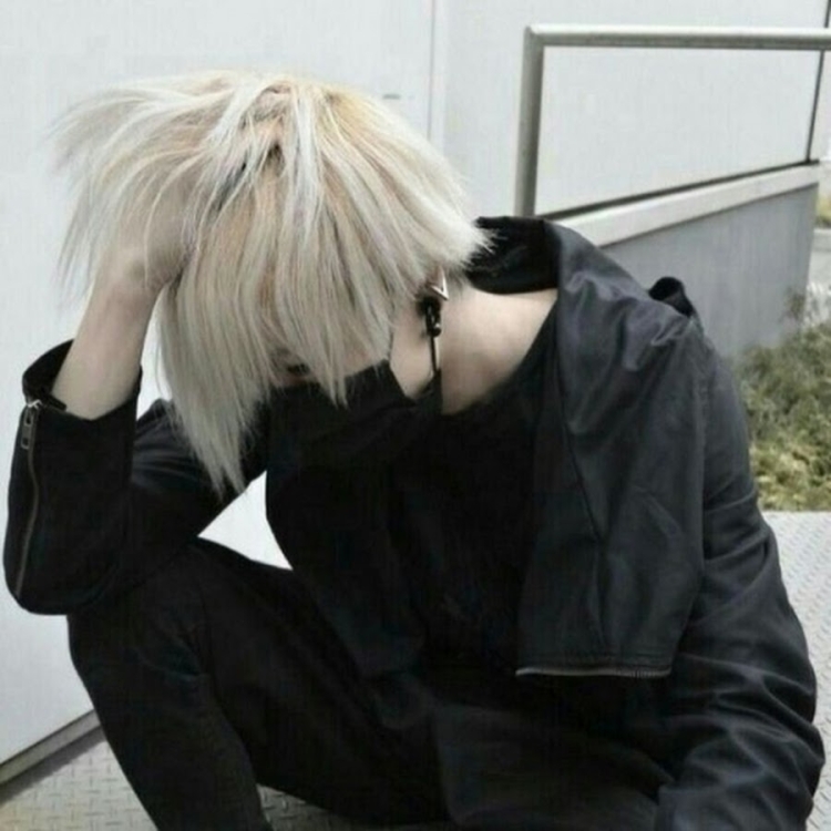 Кореец с белыми волосами парень