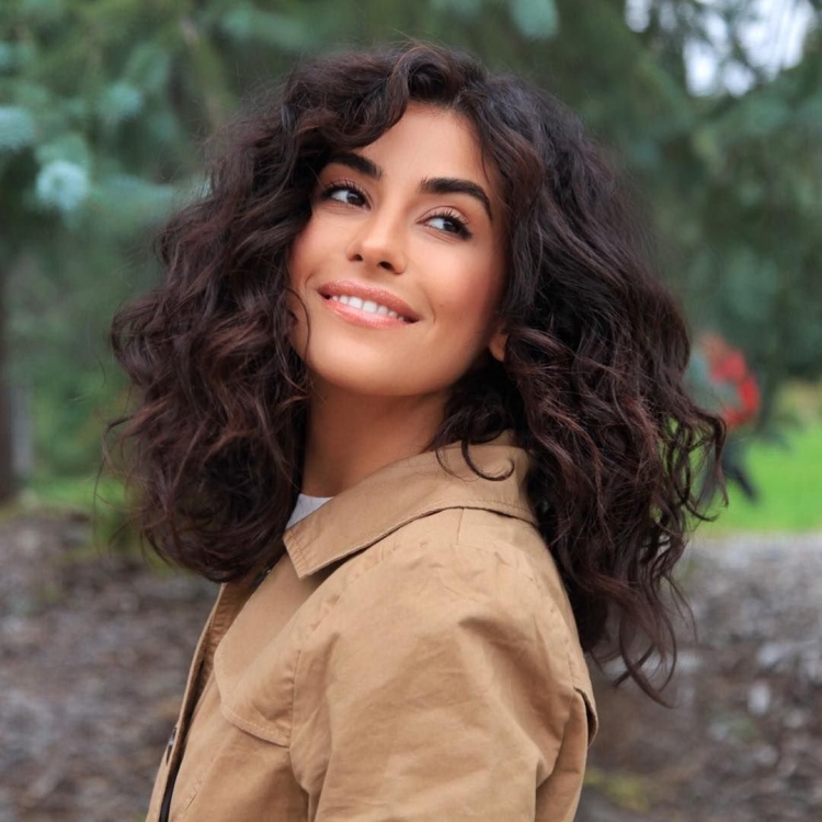 Сазан Хендрикс с кудрями