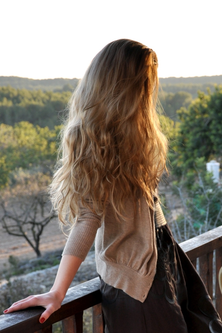 Слегка волнистые волосы длинные