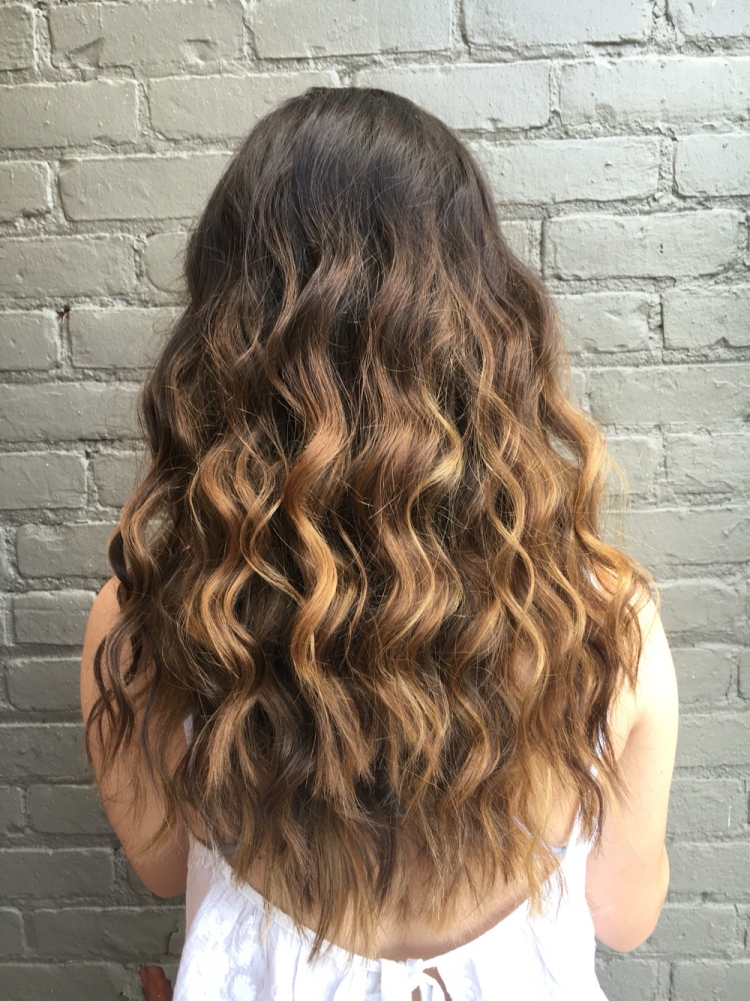 Слегка волнистые волосы