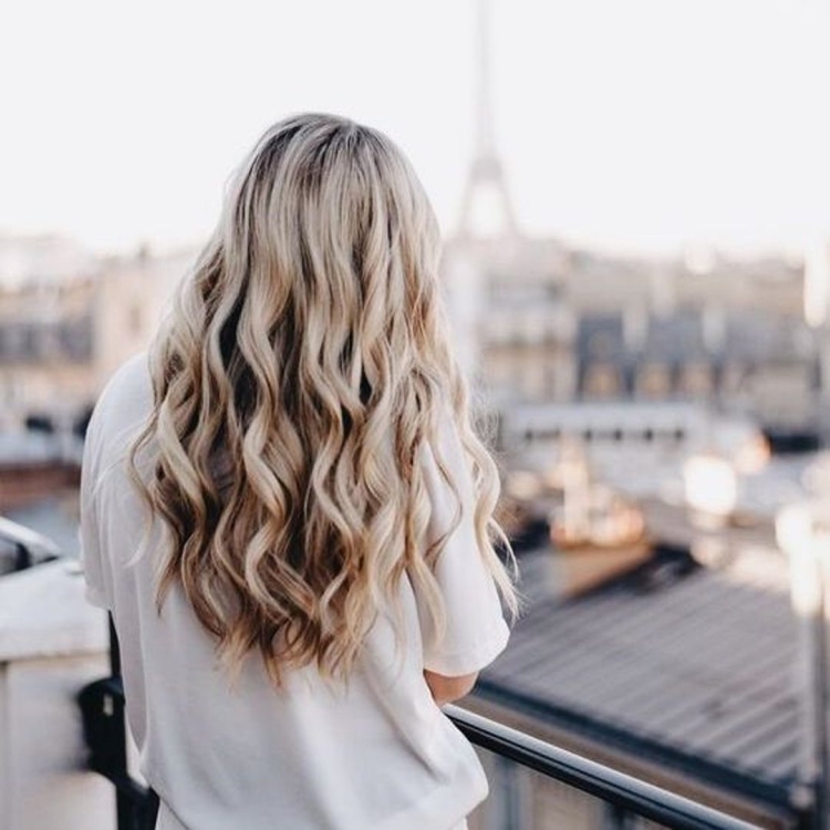 Длинные волнистые светлые волосы