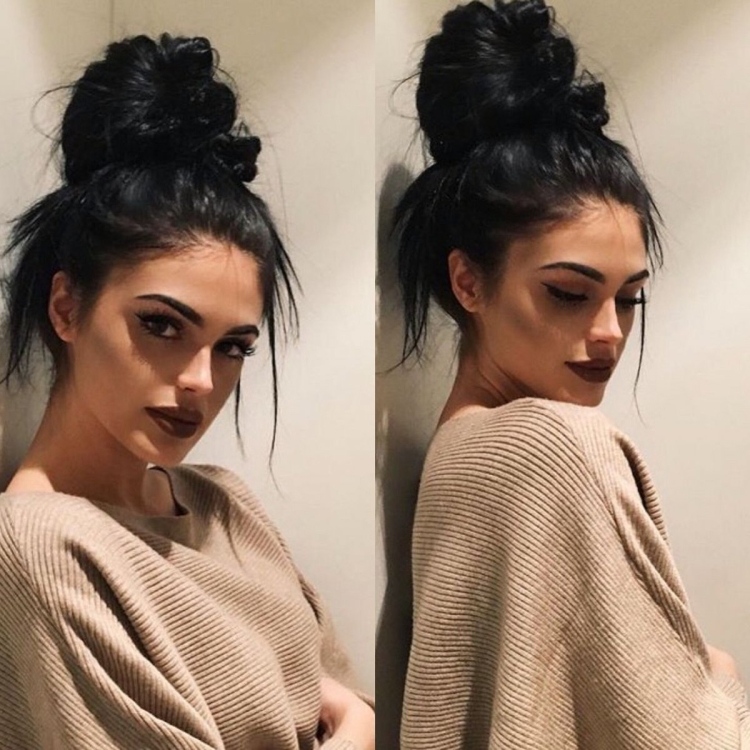 Девушка с пучком на голове