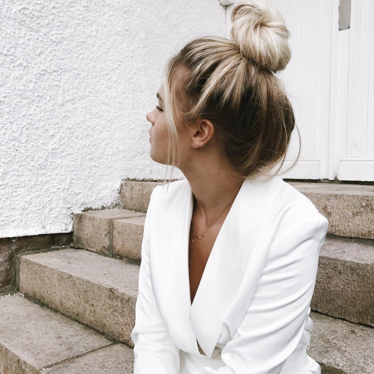 Девушка с пучком на голове