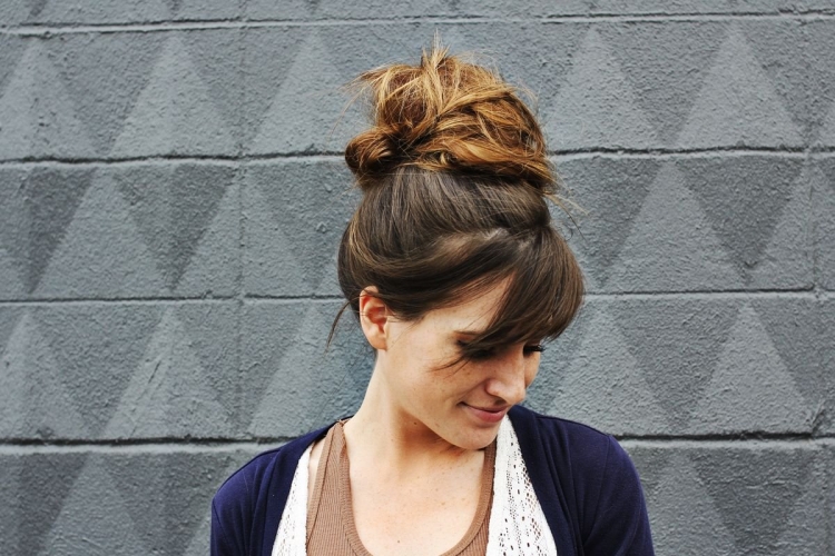 Небрежный пучок с челкой