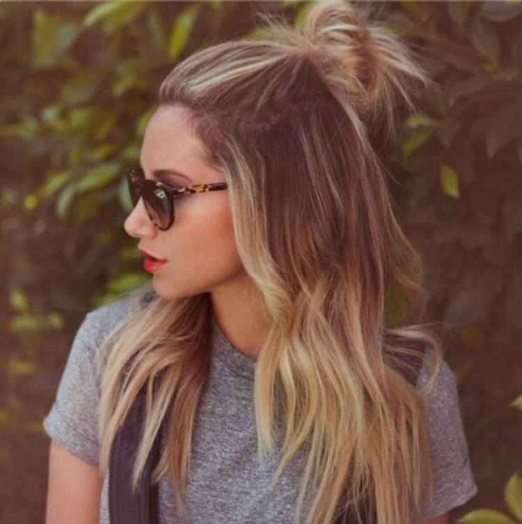 Хвостик на макушке с распущенными