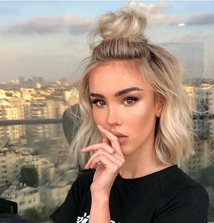 Полупучок на короткие волосы