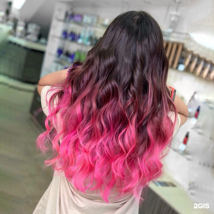 Малиновое омбре на волосах