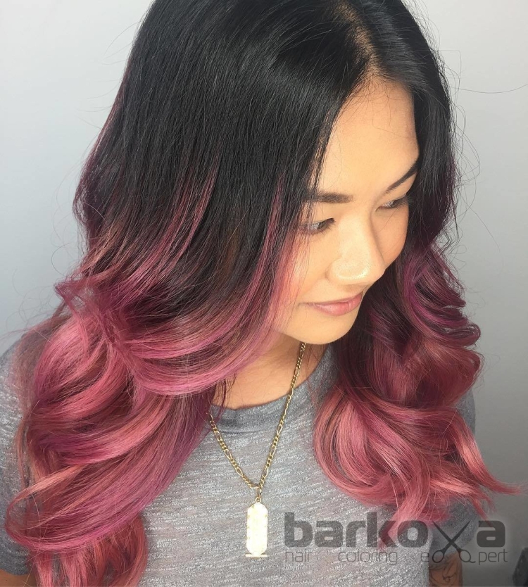 Розовое омбре на волосах