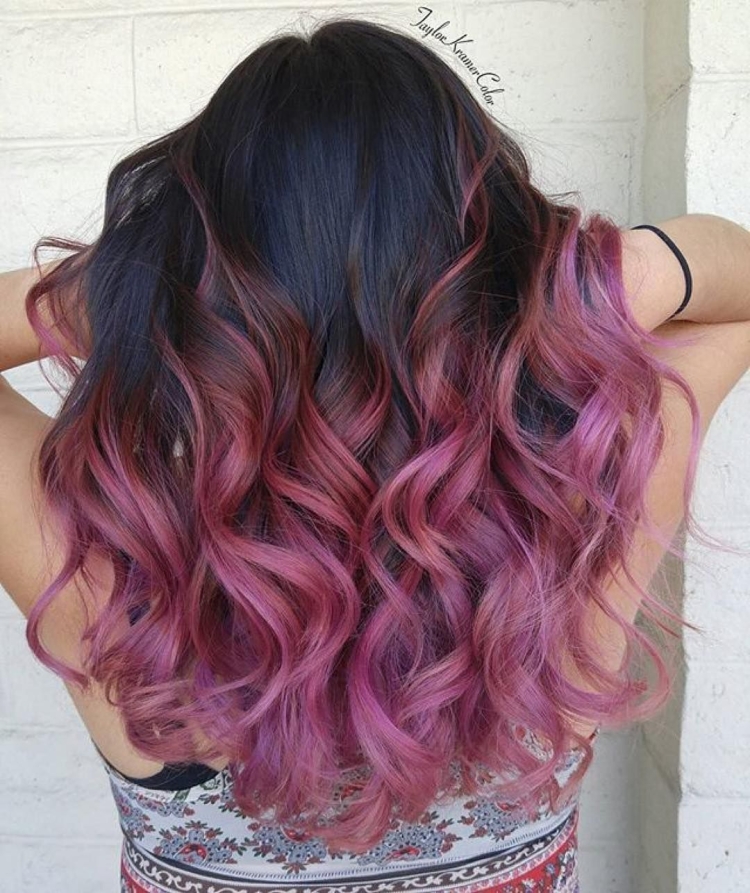 Розовое омбре на волосах