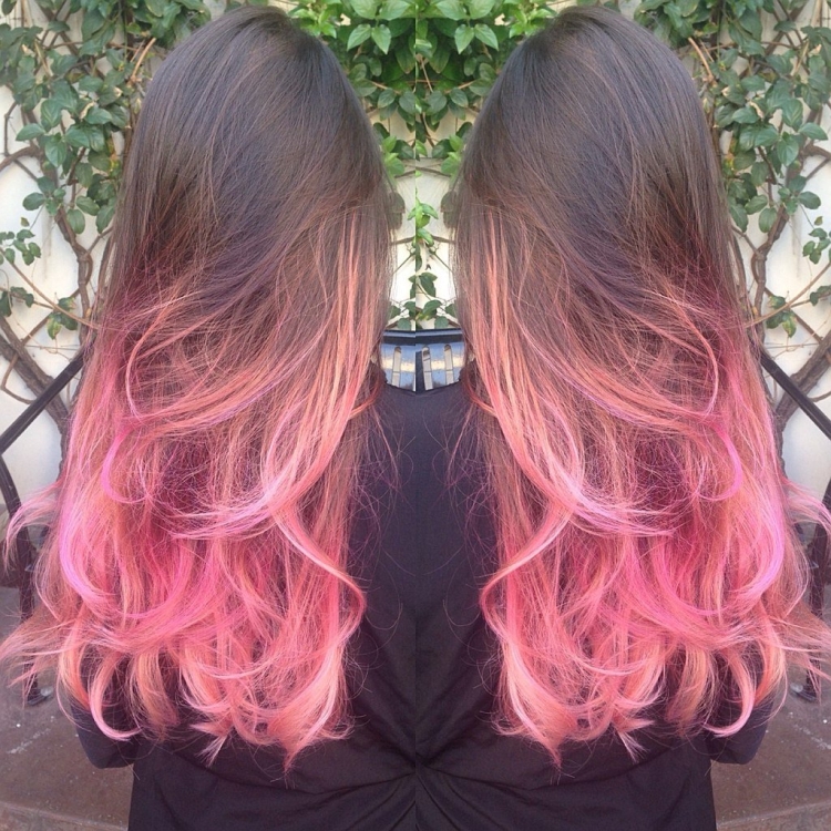 Розовые кончики на русых волосах