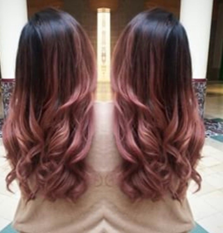 Темно розовый шатуш на темные волосы