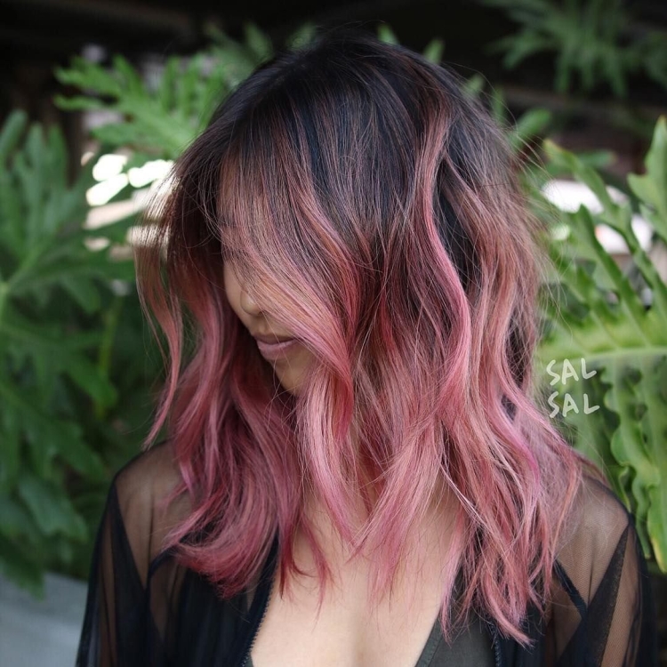 Розовые кончики на темных волосах