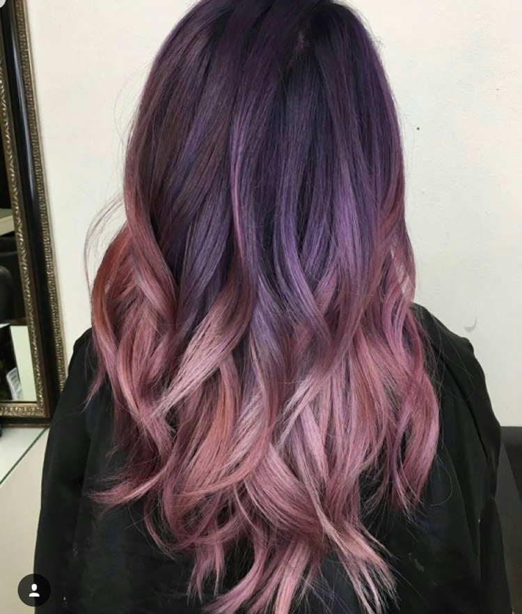 Розовый шатуш на темные волосы