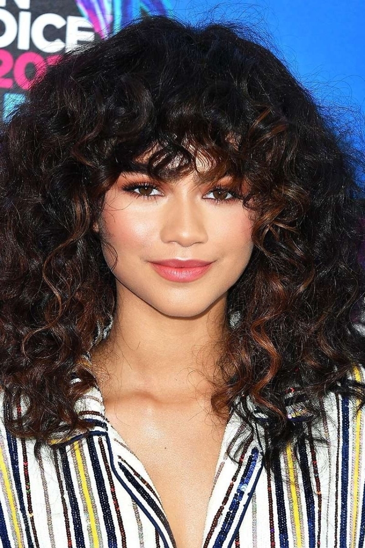 Зендая с челкой и кудрями