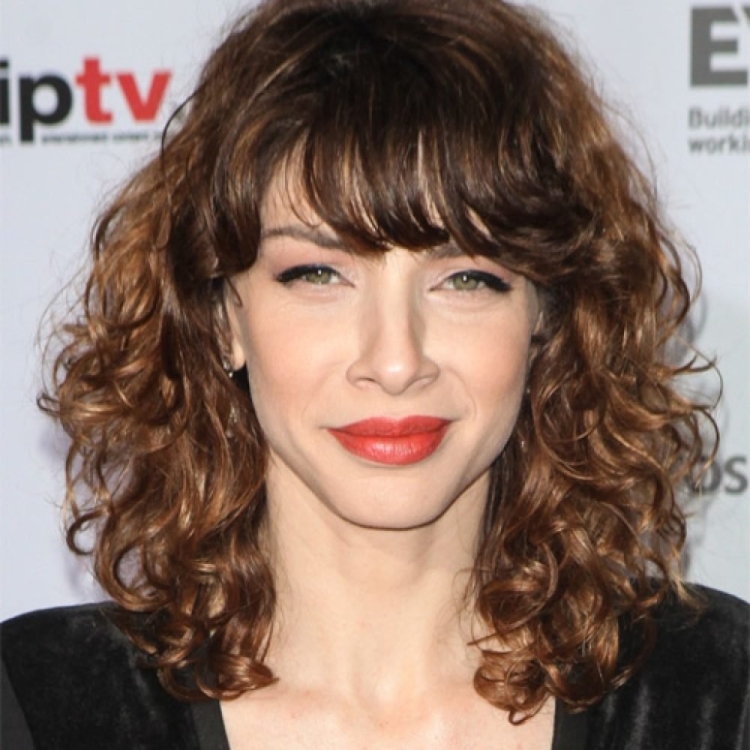 Стрижка на средние вьющиеся волосы с челкой