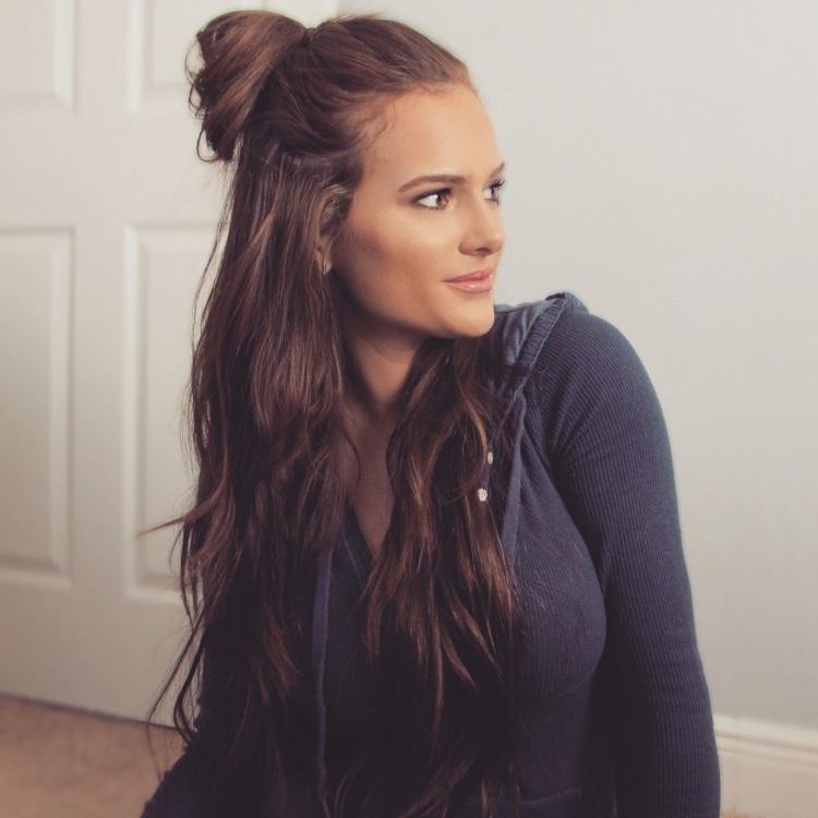 Распущенные волосы с хвостиком